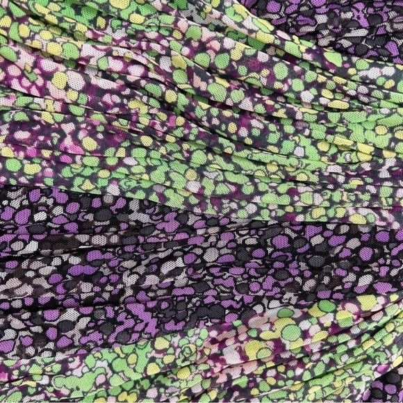 BCBG MAXAZRIA Strapless Gown. Purple & Green Swatches of crossed Gathered fabric - Picture 2 of 3